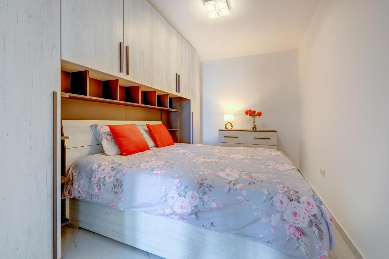 Splendid 2Br Apartment, Steps To St Georges Bay Saint Julian's Exterior photo